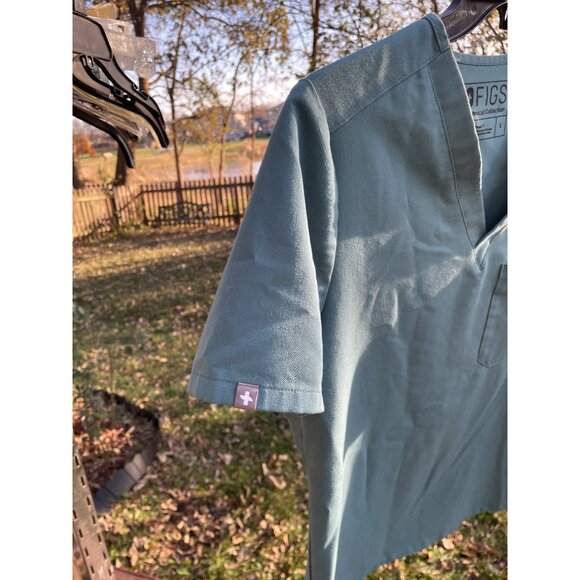 Figs Technical Collection Size Small Teal V-Neck Scrub Top With Front Pocket - Picture 8 of 13